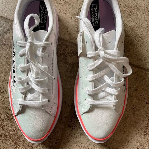 🌟 NEW ADIDAS SLEEK SUPER WOMEN SIZE 8, BUT FIT LIKE A SIZE 9 🌟 - Picture 2 of 16
